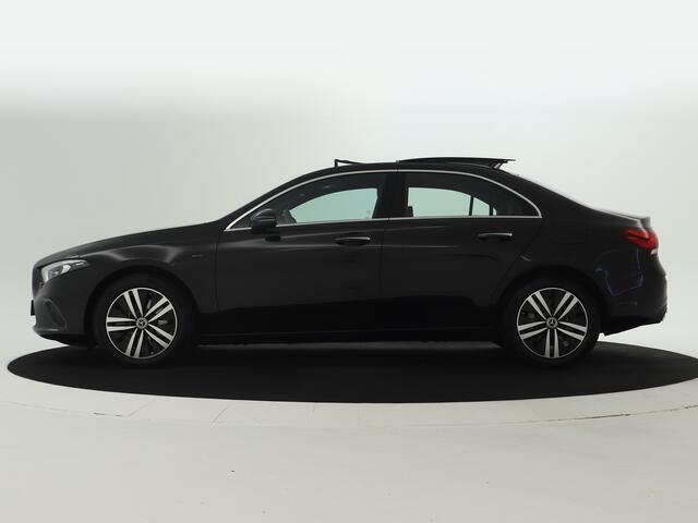 Mercedes-Benz A-KLASSE 250 e Sedan Plug-In Hybride | Panoramadak | Voorstoelen met memory | Dodehoek Assist | Sfeerverlichting. Inclusief 24 maanden MB Certified garantie voor Europa.