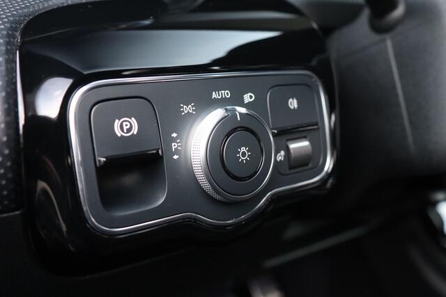 Mercedes-Benz A-KLASSE 200 Business Solution AMG Widescreen