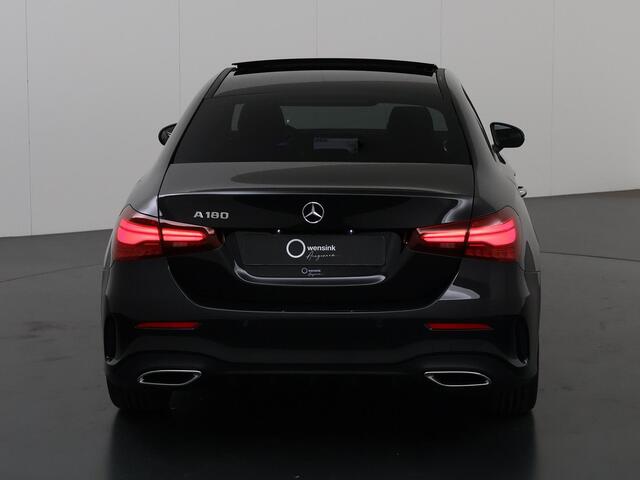 Mercedes-Benz A-KLASSE 180 Star Edition AMG Line | Nightpakket | 19-Inch | Panoramadak | Sfeerverlichting | Memory | Keyless