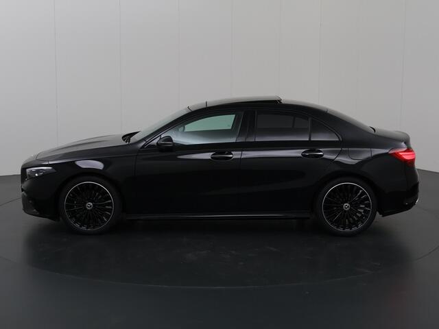 Mercedes-Benz A-KLASSE 180 Star Edition AMG Line | Nightpakket | 19-Inch | Panoramadak | Sfeerverlichting | Memory | Keyless