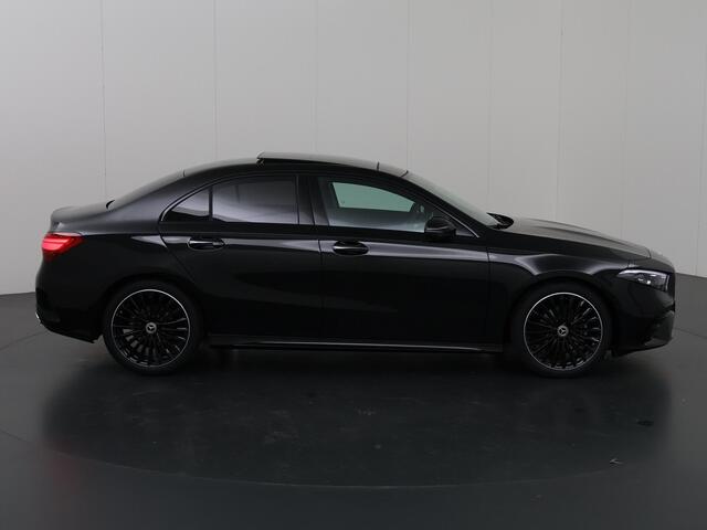Mercedes-Benz A-KLASSE 180 Star Edition AMG Line | Nightpakket | 19-Inch | Panoramadak | Sfeerverlichting | Memory | Keyless