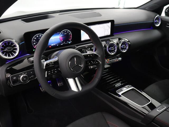 Mercedes-Benz A-KLASSE 180 Star Edition AMG Line | Nightpakket | 19-Inch | Panoramadak | Sfeerverlichting | Memory | Keyless