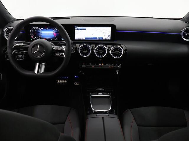 Mercedes-Benz A-KLASSE 180 Star Edition AMG Line | Nightpakket | 19-Inch | Panoramadak | Sfeerverlichting | Memory | Keyless