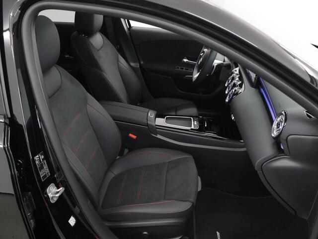 Mercedes-Benz A-KLASSE 180 Star Edition AMG Line | Nightpakket | 19-Inch | Panoramadak | Sfeerverlichting | Memory | Keyless