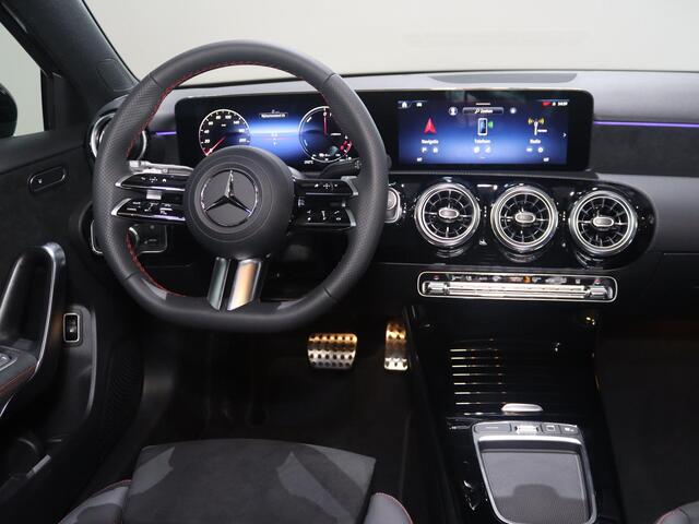 Mercedes-Benz A-KLASSE 250e Business Solution AMG | Dodehoekassistent | Panoramaschuifdak | 360°-camera | 19 inch AMG-velgen