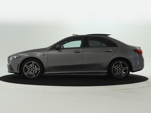 Mercedes-Benz A-KLASSE 250 e Business Solution AMG Limited | Panoramadak | Achteruitrijcamera | Nightpakket | Sfeerverlichting | Inclusief 24 maanden MB Certified garantie voor Europa.