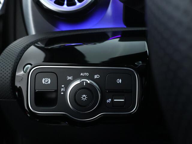 Mercedes-Benz A-KLASSE 250 e Business Solution AMG Limited | Panoramadak | Achteruitrijcamera | Nightpakket | Sfeerverlichting | Inclusief 24 maanden MB Certified garantie voor Europa.
