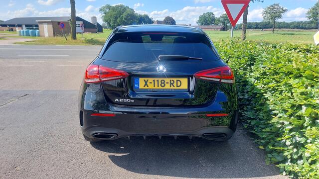 Mercedes-Benz A-KLASSE 250 e Premium Plus CLIMA/NAVI/LED/PANO BJ 2021