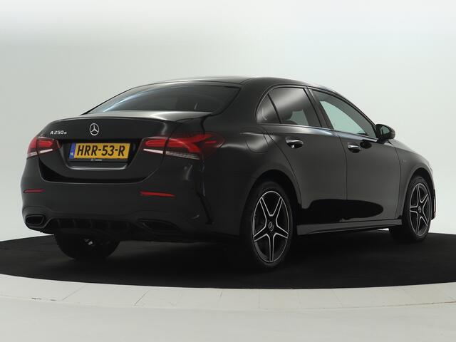 Mercedes-Benz A-KLASSE 250 e Sedan Plug-In Hybride | Sfeerverlichting | Achteruitrijcamera | Dodehoekassistent | Nightpakket | Inclusief 24 maanden MB Certified garantie voor Europa.