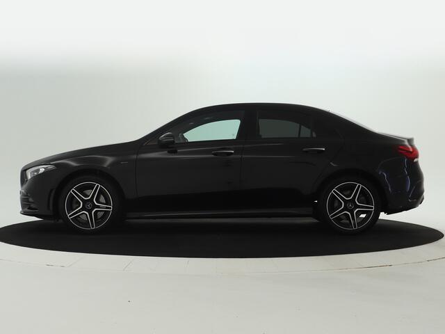 Mercedes-Benz A-KLASSE 250 e Sedan Plug-In Hybride | Sfeerverlichting | Achteruitrijcamera | Dodehoekassistent | Nightpakket | Inclusief 24 maanden MB Certified garantie voor Europa.