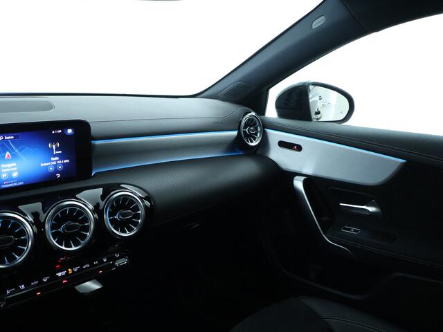 Mercedes-Benz A-KLASSE 250 e Sedan Plug-In Hybride | Sfeerverlichting | Achteruitrijcamera | Dodehoekassistent | Nightpakket | Inclusief 24 maanden MB Certified garantie voor Europa.