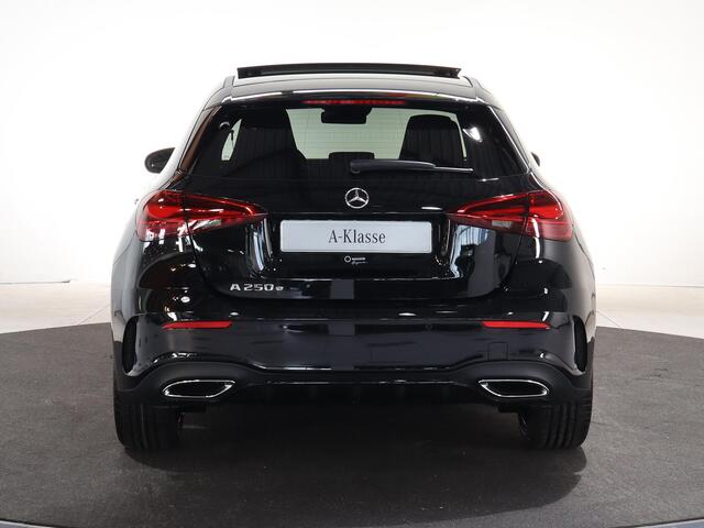 Mercedes-Benz A-KLASSE 250e Business Solution AMG | Dodehoekassistent | Panoramaschuifdak | 360°-camera | Nightpakket |