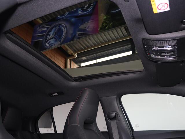 Mercedes-Benz A-KLASSE 250e Business Solution AMG | Dodehoekassistent | Panoramaschuifdak | 360°-camera | Nightpakket |