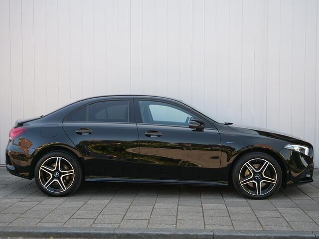 Mercedes-Benz A-KLASSE 250e 218pk Business Solution AMG Automaat Sfeerverlichting / Navigatie / Apple Carplay / Camera