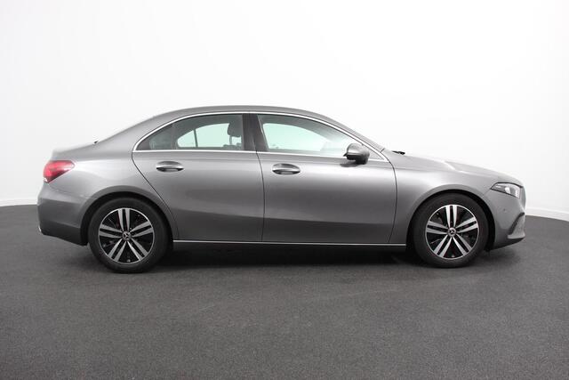 Mercedes-Benz A-KLASSE 200 Automaat Progressive | Sfeerverlichting | Navigatie | Climate control | Camera | Parkeer sensoren | Half Lederen Bekleding | Led | Cruise Control | LMV Velgen