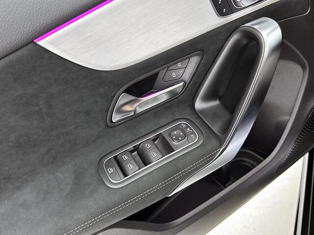 Mercedes-Benz A-KLASSE 180 Business Solution AMG | Nightpakket | Parkeerpakket met 360°-camera | Premium Plus pakket | KEYLESS GO | Head-up display | Dodehoekassistent | Sfeerverlichting | Head-up display | Extra USB-poorten |