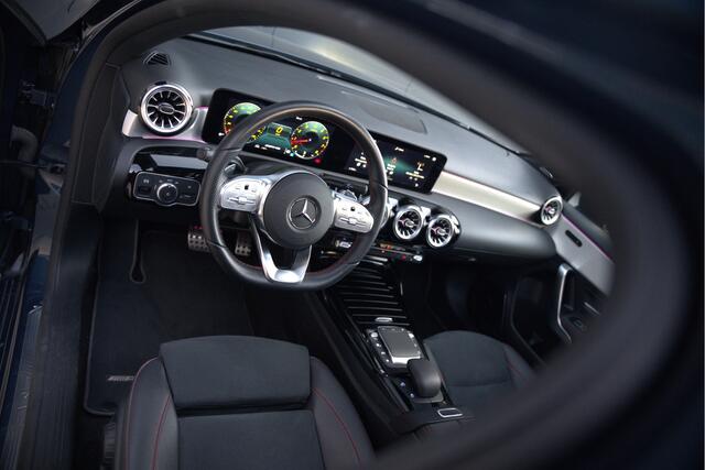 Mercedes-Benz A-KLASSE AMG 35 4MATIC | Panoramadak | Burmester | Stoelverwarming | Keyless | Aero pack | Adaptive Cruise Control | Ambiance verlichting | Camera | Driving Assistant | DAB | LED