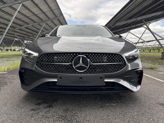 Mercedes-Benz A-KLASSE 180 Business Solution AMG | Night edition | Panoramadak | Head-up display | Memory stoelen | 360 camera | Multibeam LED | Sfeerverlichting |