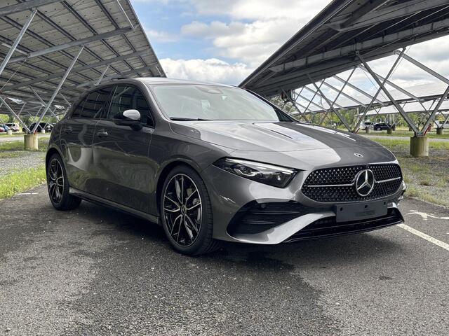 Mercedes-Benz A-KLASSE 180 Business Solution AMG | Night edition | Panoramadak | Head-up display | Memory stoelen | 360 camera | Multibeam LED | Sfeerverlichting |