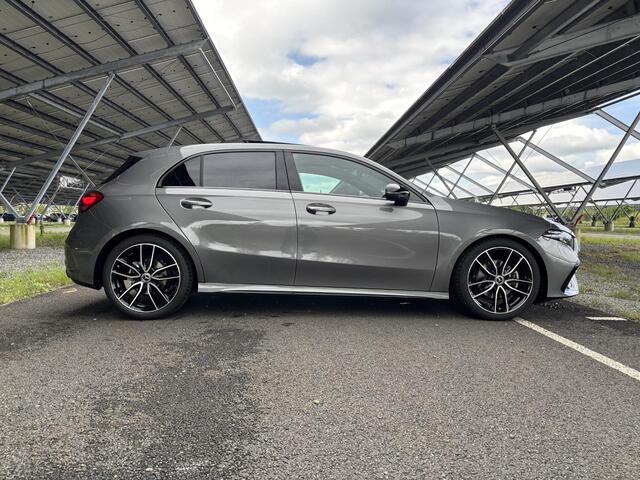 Mercedes-Benz A-KLASSE 180 Business Solution AMG | Night edition | Panoramadak | Head-up display | Memory stoelen | 360 camera | Multibeam LED | Sfeerverlichting |