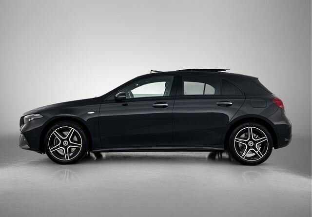 Mercedes-Benz A-KLASSE 250 e Business Solution AMG | Nightpakket | Parkeerpakket met achteruitrijcamera | KEYLESS GO | Sfeerverlichting | MULTIBEAM LED | Stoelverwarming voor | Spiegelpakket | Extra USB-poorten |