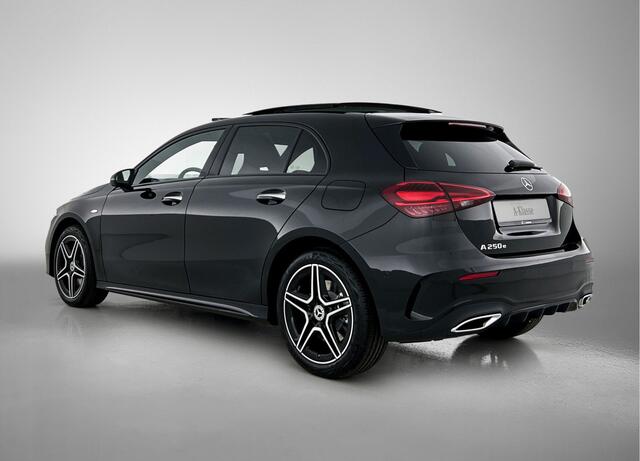 Mercedes-Benz A-KLASSE 250 e Business Solution AMG | Nightpakket | Parkeerpakket met achteruitrijcamera | KEYLESS GO | Sfeerverlichting | MULTIBEAM LED | Stoelverwarming voor | Spiegelpakket | Extra USB-poorten |