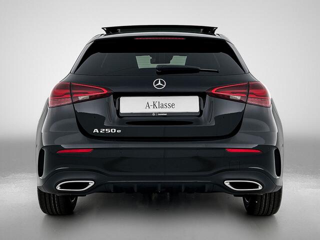 Mercedes-Benz A-KLASSE 250 e Business Solution AMG | Nightpakket | Parkeerpakket met achteruitrijcamera | KEYLESS GO | Sfeerverlichting | MULTIBEAM LED | Stoelverwarming voor | Spiegelpakket | Extra USB-poorten |