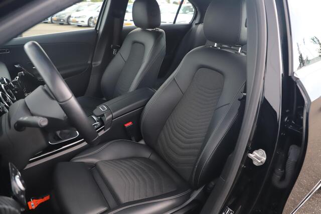 Mercedes-Benz A-KLASSE 160 Business Solution Half Leder Full LED Sportstoelen Carplay Android Navigatie Achteruitrijcamera Clima Cruise 19 inch AMG Look Velgen Nieuwe Banden! Stoelverwarming