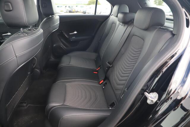 Mercedes-Benz A-KLASSE 160 Business Solution Half Leder Full LED Sportstoelen Carplay Android Navigatie Achteruitrijcamera Clima Cruise 19 inch AMG Look Velgen Nieuwe Banden! Stoelverwarming