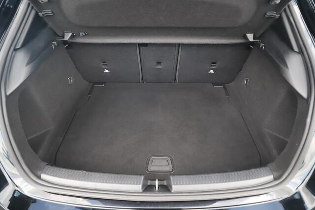 Mercedes-Benz A-KLASSE 160 Business Solution Half Leder Full LED Sportstoelen Carplay Android Navigatie Achteruitrijcamera Clima Cruise 19 inch AMG Look Velgen Nieuwe Banden! Stoelverwarming