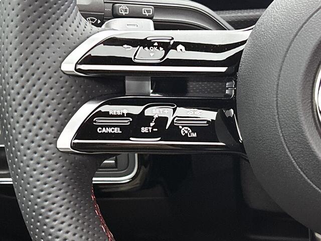Mercedes-Benz A-KLASSE 180 Business Solution AMG | Nightpakket | Parkeerpakket met achteruitrijcamera | KEYLESS GO | Sfeerverlichting | MULTIBEAM LED | Extra USB-poorten | Verwarmde stoelen vooraan | Spiegelpakket |