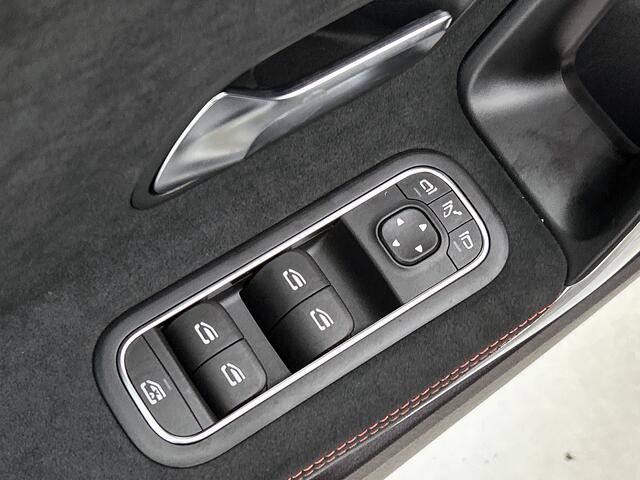 Mercedes-Benz A-KLASSE 180 Business Solution AMG | Nightpakket | Parkeerpakket met achteruitrijcamera | KEYLESS GO | Sfeerverlichting | MULTIBEAM LED | Extra USB-poorten | Verwarmde stoelen vooraan | Spiegelpakket |