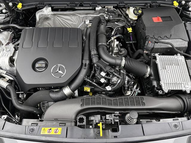 Mercedes-Benz A-KLASSE 180 Business Solution AMG | Nightpakket | Parkeerpakket met achteruitrijcamera | KEYLESS GO | Sfeerverlichting | MULTIBEAM LED | Extra USB-poorten | Verwarmde stoelen vooraan | Spiegelpakket |