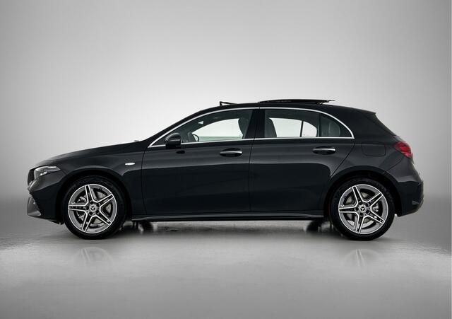 Mercedes-Benz A-KLASSE 250 e Business Solution AMG | Parkeerpakket met achteruitrijcamera | KEYLESS GO | MULTIBEAM LED | Sfeerverlichting | Extra USB-poorten | Stoelverwarming voor | Zitcomfortpakket | Licht- en zicht pakket |
