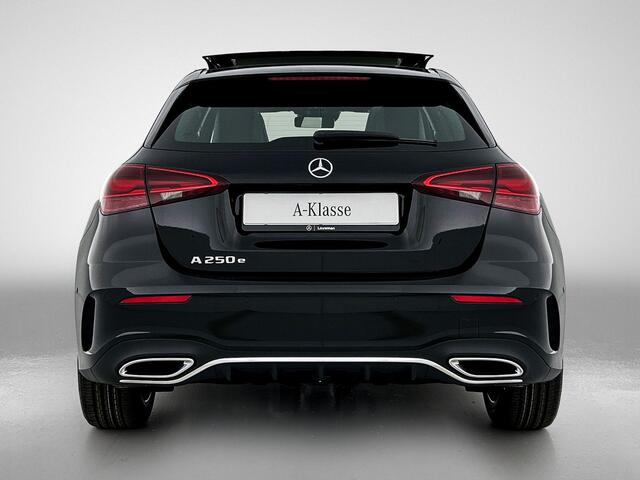Mercedes-Benz A-KLASSE 250 e Business Solution AMG | Parkeerpakket met achteruitrijcamera | KEYLESS GO | MULTIBEAM LED | Sfeerverlichting | Extra USB-poorten | Stoelverwarming voor | Zitcomfortpakket | Licht- en zicht pakket |