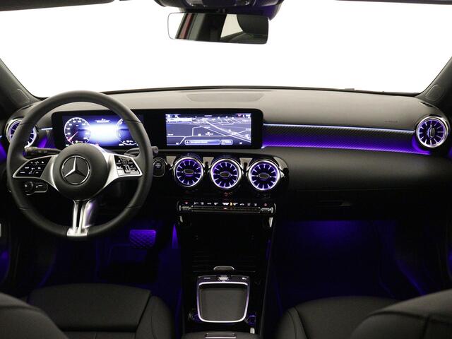Mercedes-Benz A-KLASSE 250 e Luxury Line | Trekhaak | Draadloos oplaadsysteem voor mobiele eindapparaten | Dodehoekassistent | Extra USB-poorten | Parkeerpakket met achteruitrijcamera | Sfeerverlichting |