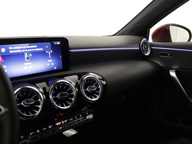 Mercedes-Benz A-KLASSE 250 e Luxury Line | Trekhaak | Draadloos oplaadsysteem voor mobiele eindapparaten | Dodehoekassistent | Extra USB-poorten | Parkeerpakket met achteruitrijcamera | Sfeerverlichting |
