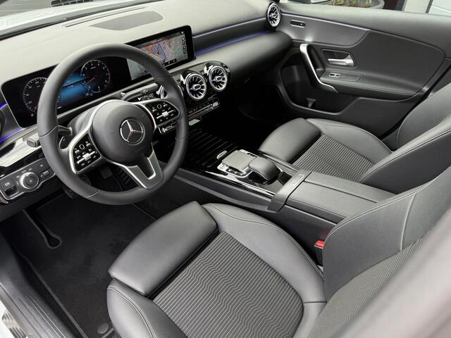 Mercedes-Benz A-KLASSE 200 Pano | Keyless | Widescreen | Sfeerverlichting | Multibeam LED | Camera | Carplay | Soundsystem | Night | Spiegelpakket | Digitaalwit Metallic