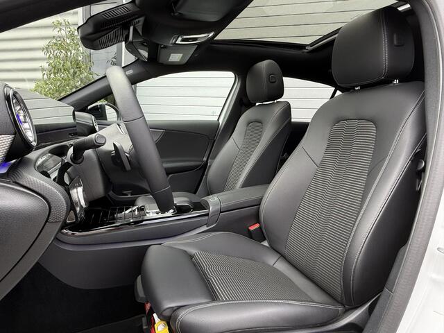 Mercedes-Benz A-KLASSE 200 Pano | Keyless | Widescreen | Sfeerverlichting | Multibeam LED | Camera | Carplay | Soundsystem | Night | Spiegelpakket | Digitaalwit Metallic