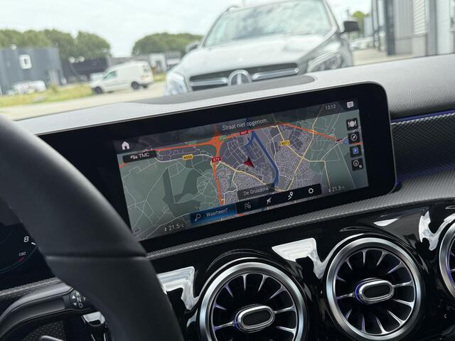 Mercedes-Benz A-KLASSE 200 Pano | Keyless | Widescreen | Sfeerverlichting | Multibeam LED | Camera | Carplay | Soundsystem | Night | Spiegelpakket | Digitaalwit Metallic