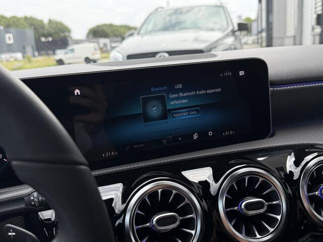 Mercedes-Benz A-KLASSE 200 Pano | Keyless | Widescreen | Sfeerverlichting | Multibeam LED | Camera | Carplay | Soundsystem | Night | Spiegelpakket | Digitaalwit Metallic