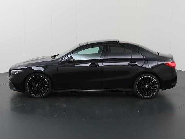 Mercedes-Benz A-KLASSE Limousine 180 Star Edition AMG Line | Panoramadak | Apple Carplay/Android Auto| Night pakket | Camera | Stoelverwarming |