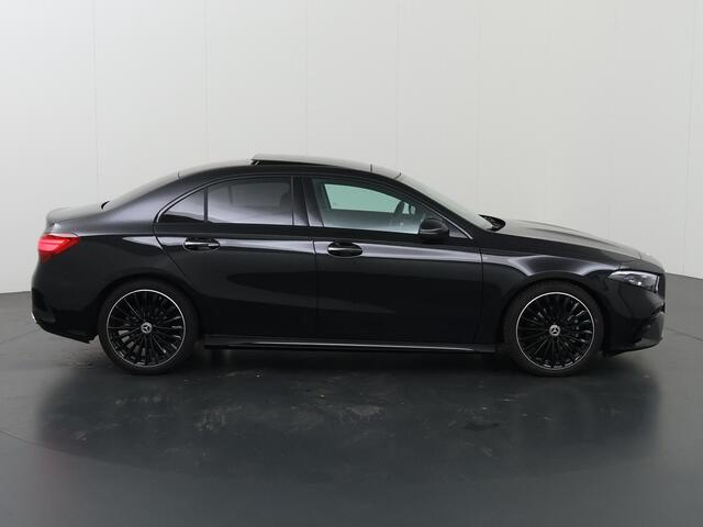 Mercedes-Benz A-KLASSE Limousine 180 Star Edition AMG Line | Panoramadak | Apple Carplay/Android Auto| Night pakket | Camera | Stoelverwarming |
