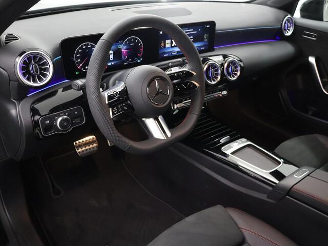 Mercedes-Benz A-KLASSE Limousine 180 Star Edition AMG Line | Panoramadak | Apple Carplay/Android Auto| Night pakket | Camera | Stoelverwarming |