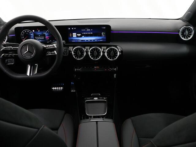 Mercedes-Benz A-KLASSE Limousine 180 Star Edition AMG Line | Panoramadak | Apple Carplay/Android Auto| Night pakket | Camera | Stoelverwarming |