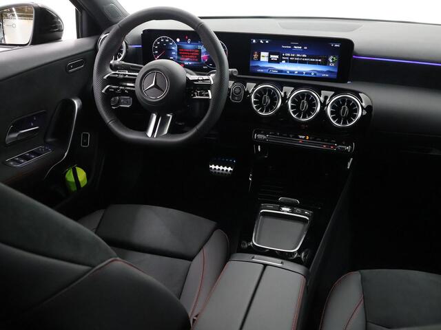 Mercedes-Benz A-KLASSE Limousine 180 Star Edition AMG Line | Panoramadak | Apple Carplay/Android Auto| Night pakket | Camera | Stoelverwarming |
