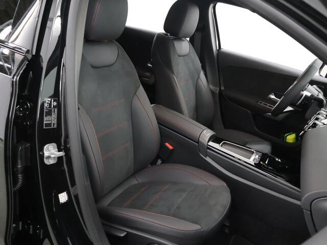 Mercedes-Benz A-KLASSE Limousine 180 Star Edition AMG Line | Panoramadak | Apple Carplay/Android Auto| Night pakket | Camera | Stoelverwarming |