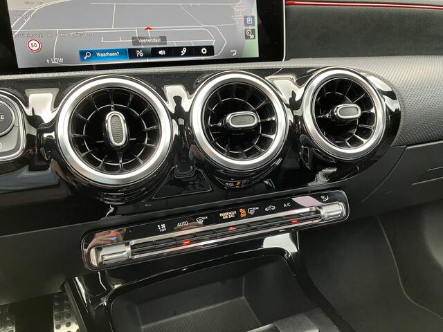 Mercedes-Benz A-KLASSE 200 Premium Plus | AMG-styling | Schuif-Kantel dak | Leder-alcantara | Dealeronderhouden |