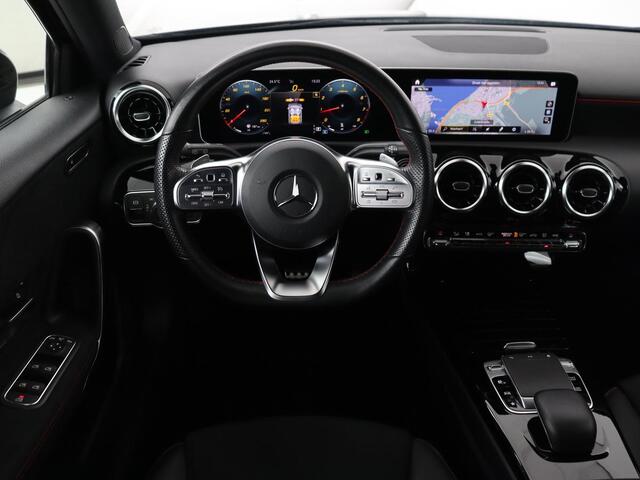 Mercedes-Benz A-KLASSE 180 AMG Night Upgrade | Camera | Widescreen | Stoelverwarming | Full LED | Park Assist | Navigatie | Alcantara