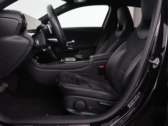 Mercedes-Benz A-KLASSE 180 AMG Night Upgrade | Camera | Widescreen | Stoelverwarming | Full LED | Park Assist | Navigatie | Alcantara